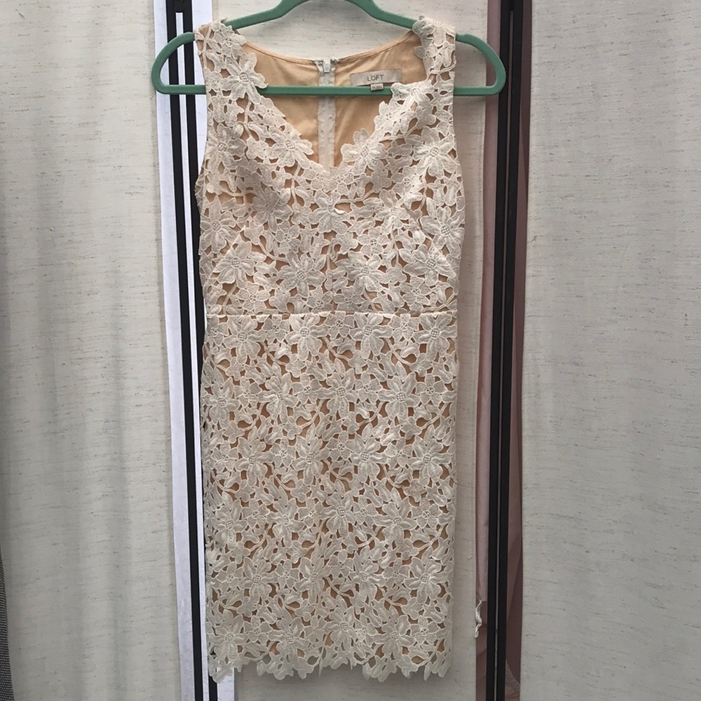 Gorgeous lined lace dress! Loft White dress above knee zipper back size 00